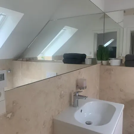 Tiny House Oder Auf Der Sunset Marina *