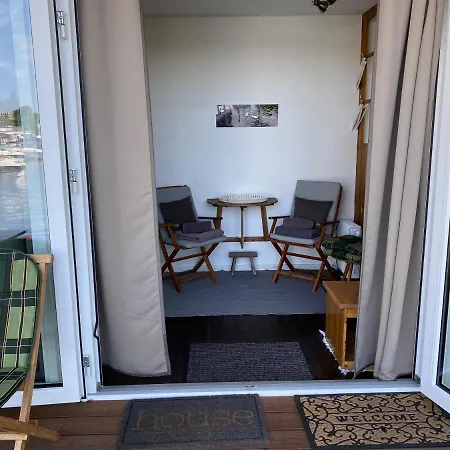 Tiny House Oder Auf Der Sunset Marina * Berlin