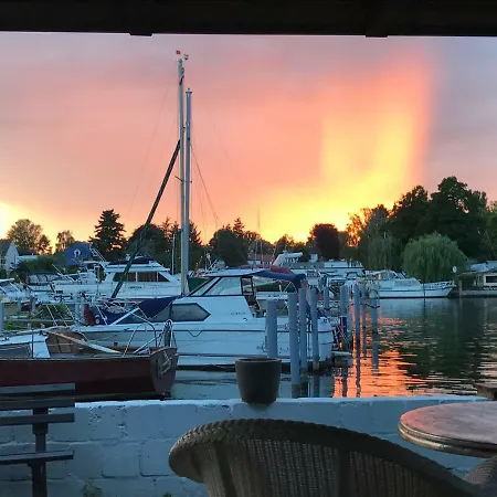 Tiny House Oder Auf Der Sunset Marina * Berlin